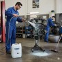 Aplicación del desengrasante alcalino polivalente ALVA-Motorgrass en un motor de taller para eliminar grasa y aceite.